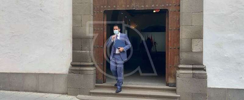 Héctor Suárez, tras formalizar su renuncia y comparecer ante los medios de comunicación/Francisco Javier Santana.